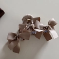 Dettaglio del fermaglio per capelli in raso champagne con fiocchi e trama setosa lucida - Fiocco di Raso-Champagne