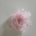 Barrette orchidée rose exquise avec pétales en maille et étamines blanches délicates - Rose Clair