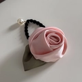 Elastico per capelli con rosa in seta rosa, foglie verdi e perla bianca elegante - Rosa