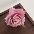 Detailaufnahme der handgefertigten rosa Stoffrose Haarklammer mit realistischer Textur - Dunkelrosa