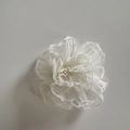 Pince à cheveux orchidée en organza blanc multicouche avec centre en perles - Blanc Cassé