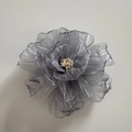 Pince à cheveux orchidée papillon en organza gris élégant avec pétales et détail d'étamine - Gris