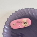 Dettaglio di un fermaglio per capelli rosa con orsetti su un vassoio decorato - Orso Rosa Coreano