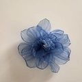 Pince à cheveux orchidée bleue en tulle transparent avec détails de perles blanches - Bleu Eau