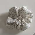 Dettaglio di un elastico per capelli floreale con piccoli fiori blu su tessuto crema - Stile Floreale Selvatico (FQ881027)