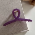 Vista superior de una pinza para el pelo violeta translúcida con muelle dorado y resina - Morado