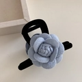 Detailansicht einer Samt-Haarklammer mit blauer Kamelienblüte und elegantem Design - Milchblaue Kamelie Mittlere Haarklammer
