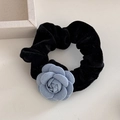 Detail eines Samthaargummis mit einer hellblauen Kamelienblüte aus Stoff im Vintage-Stil - Milchblaue Kamelie Haargummi