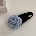 Nahaufnahme einer blauen Samt-Kamelie-Haarklammer mit Goldplakette und Metallbasis - Milchblaue Kamelie Wassertropfen Druckknopfflip