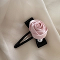Dettaglio molletta per capelli con rosa in raso rosa, fiocco nero e perla - Rosa Rosa - Fermaglio a Scatto