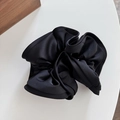 Eleganter großer schwarzer Satin-Haargummi mit Rüschendetails für klassische Frisuren - Schwarz