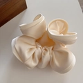 Französischer Vintage Satin Haargummi in Creme mit großen Rüschen für Damen - Cremeweiß