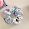 Λεπτομερής λήψη του υφασμάτινου scrunchie με μπλε-λευκές ρίγες και ροζ λεπτομέρειες - Ροζ Άκρη Κουτάβι