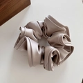 Französischer Vintage Satin Haargummi in Champagner mit elegantem Plissee-Design - Khaki