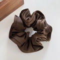 Eleganter großer dunkelbrauner Satin-Haargummi mit Seidenglanz im Retro-Vintage-Design - Dunkelbraun