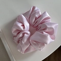 Coletero de satén rosa mate con diseño abullonado para peinados elegantes de mujer - Grande / Rosa
