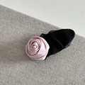 Dettaglio del fermaglio per capelli con rosa di raso rosa e rete nera su lino grigio - Nero
