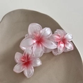Vue détaillée de la pince à cheveux en résine à dégradé rose sur un plateau en céramique - Pince Triple Fleur Rose
