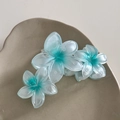 Détail de la pince à cheveux en forme de fleur de frangipanier à dégradé bleu - Pince Triple Fleur Bleue