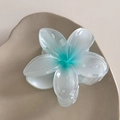 Vista detallada de una pinza para el pelo de flor en resina mate azul y blanco en una bandeja - Pinza De Flor Azul Grande