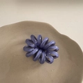 Élastique à cheveux spirale violet translucide sur un plateau décoratif en céramique - Bleu-violet