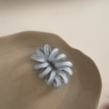 Elastico per capelli a spirale azzurro trasparente in un piatto di ceramica sobrio - Azzurro