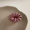 Elastico per capelli a spirale rosa cipria esposto in una ciotola di ceramica beige - colore fagiolo rosso