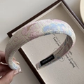Detailopname van het handgemaakte bloemenborduurwerk op een Chinese stijl hoofdband - Roze Groen Blauw