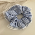 Detalle de coletero de tela a rayas azules y blancas con delicado borde de encaje - Coletero Encaje Rayado Azul