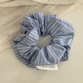 Detalle del coletero de tela a rayas azules y blancas con etiqueta tejida hecha a mano - Coletero Rayado Azul