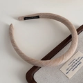 Detalle de diadema acolchada en tela de sarga beige con etiqueta tejida negra hecha a mano - Marrón