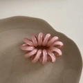 Elastico per capelli a spirale rosa pastello in resina su un vassoio di ceramica - Rosa chiaro