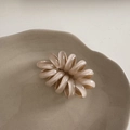 Elastico per capelli a spirale color tè al latte in un piattino di ceramica - Cachi
