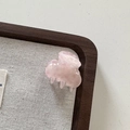 Vue rapprochée d'une mini pince à cheveux en acétate rose translucide avec texture marbrée - Rose Gelée Petite Pince Crab