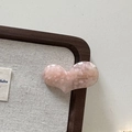 Gros plan d'une pince à cheveux en acétate rose marbré avec texte France Handmade doré - Rose Gelée Cœur
