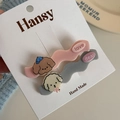 Dettaglio di fermagli per capelli a forma di cane rosa e grigio con texture a onde - Cartone Animato a Onda-Due Cani