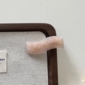 Dettaglio del fermaglio per capelli ondulato in acetato rosa con trama marmorea - Rosa Gelatina Onda