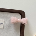 Dettaglio di un fermaglio per capelli a fiocco in acetato rosa con bordi ondulati - Rosa Gelatina Fiocco Traforato