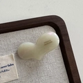 Vue macro d'une pince à cheveux coeur en acétate nacré avec inscription France Handmade - Blanc Crème Cœur