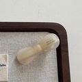 Détail du clip de cheveux en acétate crème montrant la gravure France Handmade - Blanc Crème Nœud Ovale