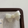Gros plan détaillé sur une pince à cheveux en acétate crème faite à la main en France - Blanc Crème Nœud Ruban