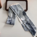 Détail d'un foulard long en soie avec motif de bambou à l'encre sur un plateau en bois - Gris Feuille de Lotus