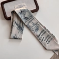 Détail de peinture à l'encre de bambou et calligraphie sur un ruban de soie crème - Abricot Calligraphie Bambou