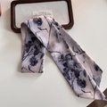 Ruban de cheveux en soie avec peinture à l'encre de bambou sur un plateau en bois - Rose Foncé Abricot Lotus Fané