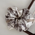 Dettaglio dell'elastico in raso con elegante stampa floreale in pittura a inchiostro - Elastico per capelli bianco sporco
