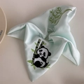 Detaillierte Stickerei eines Pandas auf Bambus auf einem mintgrünen Satin-Haargummi - Hellblau (Panda Eckiger Haargummi)