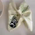 Nahaufnahme von cremefarbenem Satin-Haargummi mit Panda- und Bambus-Stickerei - Gelb (Panda Eckiger Haargummi)