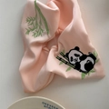 Detail eines rosa Satin-Haargummis mit feiner Stickerei von Pandabär und Bambus - Orange (Panda Eckiger Haargummi)
