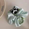 Dettaglio di un elastico per capelli in raso azzurro con ricamo panda e bambù - Blu Chiaro (Scrunchie Panda)