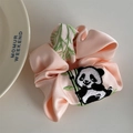 Dettaglio dell'elastico per capelli in raso rosa con ricamo di panda e bambù - Arancione (Scrunchie Panda)